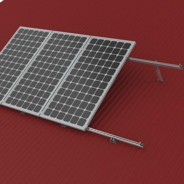 Montage des panneaux solaires sur le toit en tuiles
