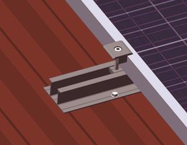 Installation de rails de montage de panneaux solaires pour toit en acier / tôle