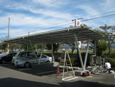 Montage du parking pour panneaux solaires