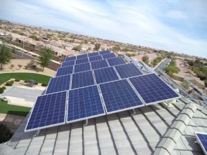 Cadre en aluminium de panneau solaire sur le support de toit
