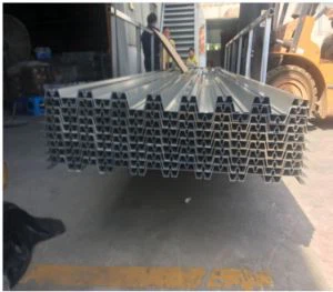 Rail trapézoïdal pour montage sur panneau solaire